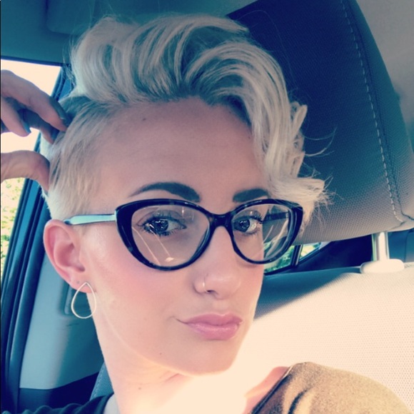 Meet your Posher, Robyn - Picture 2 of 2